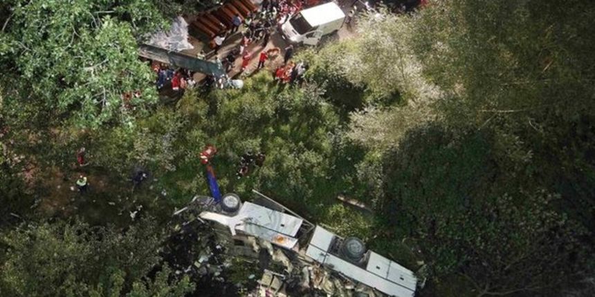 Najmanje 37 osoba je poginulo u padu autobusa u provaliju na jugu Italije pored grada Avelina. Najmanje 37 osoba je poginulo u padu autobusa u provaliju na jugu Italije pored grada Avelina.