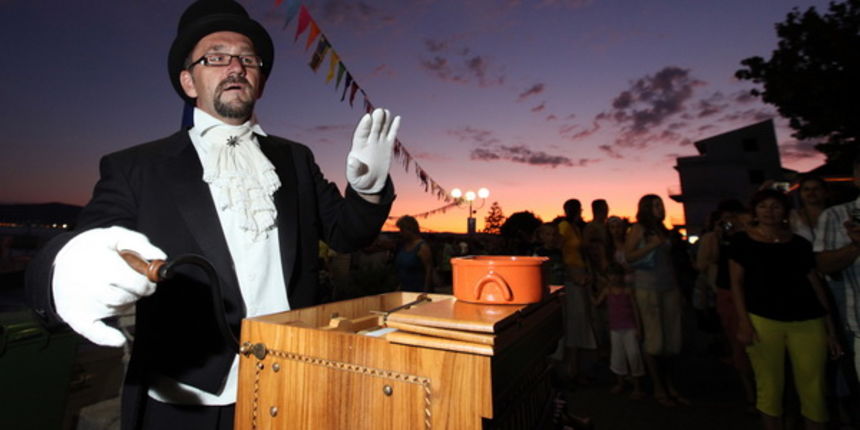 Zadar, 050809.
U sklopu manifestacije Biogradsko ljeto sinoc je na programu bila tradicionalna Biogradska noc, velika turisticka festa koja je zapocela u vecernjim satima na Obali kralja Petra Kresimira IV. Biogradjani za sve posjetitelje feste pripremili