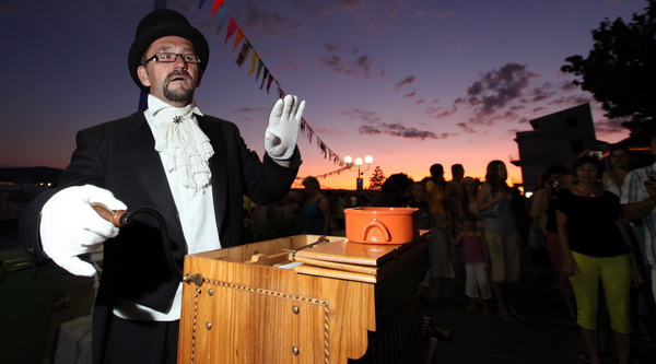 Zadar, 050809.
U sklopu manifestacije Biogradsko ljeto sinoc je na programu bila tradicionalna Biogradska noc, velika turisticka festa koja je zapocela u vecernjim satima na Obali kralja Petra Kresimira IV. Biogradjani za sve posjetitelje feste pripremili