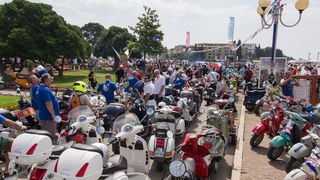 Spektakularni defile vespaša, foto: Vinko Pešić Spektakularni defile vespaša, foto: Vinko Pešić