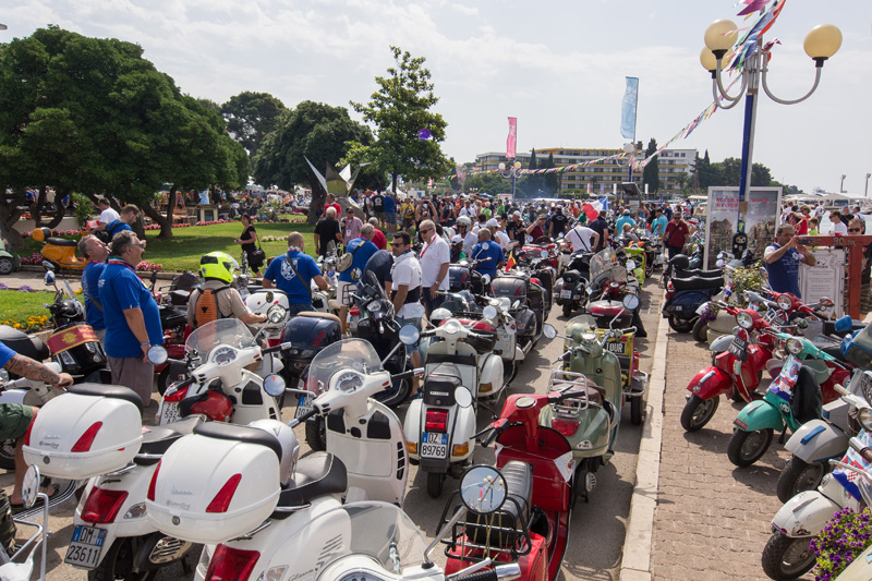 Spektakularni defile vespaša, foto: Vinko Pešić Spektakularni defile vespaša, foto: Vinko Pešić