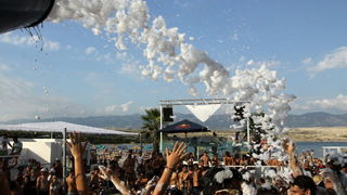 Zrce, Novalja 290710.
Aquarius pjena party srpanj 2010. – Jedan od zastitnih znakova Aquariusa na Zrcu je pjena party. Svakog dana na after beach partyjima on starta u 17.00 te se ponovi jos nekoliko puta. Ove godine Aquarius ima i dodatni top koji baca p Zrce, Novalja 290710.
Aquarius pjena party srpanj 2010. – Jedan od zastitnih znakova Aquariusa na Zrcu je pjena party. Svakog dana na after beach partyjima on starta u 17.00 te se ponovi jos nekoliko puta. Ove godine Aquarius ima i dodatni top koji baca p