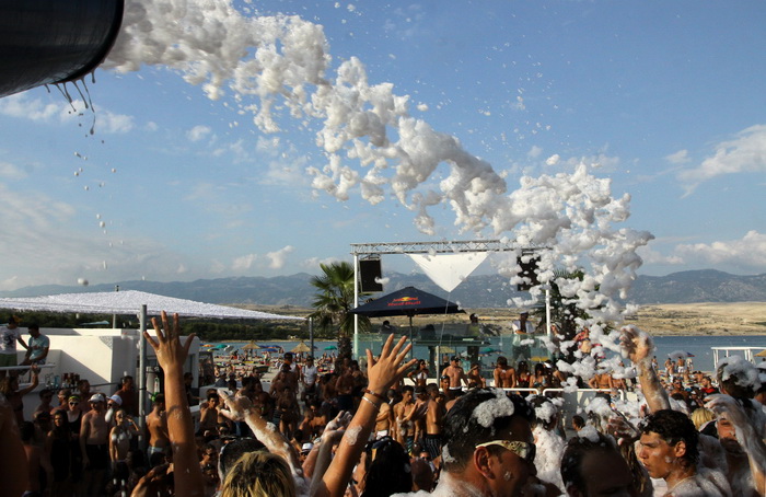 Zrce, Novalja 290710.
Aquarius pjena party srpanj 2010. – Jedan od zastitnih znakova Aquariusa na Zrcu je pjena party. Svakog dana na after beach partyjima on starta u 17.00 te se ponovi jos nekoliko puta. Ove godine Aquarius ima i dodatni top koji baca p Zrce, Novalja 290710.
Aquarius pjena party srpanj 2010. – Jedan od zastitnih znakova Aquariusa na Zrcu je pjena party. Svakog dana na after beach partyjima on starta u 17.00 te se ponovi jos nekoliko puta. Ove godine Aquarius ima i dodatni top koji baca p