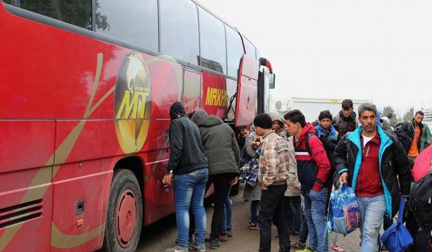 Na granicnom prijelazu Berkasovo izbjeglice i dalje pristizu autobusima na granicu s Hrvatskom. Photo: Marko Mrkonjic/PIXSELL