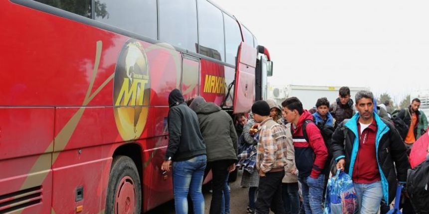 Na granicnom prijelazu Berkasovo izbjeglice i dalje pristizu autobusima na granicu s Hrvatskom. Photo: Marko Mrkonjic/PIXSELL Na granicnom prijelazu Berkasovo izbjeglice i dalje pristizu autobusima na granicu s Hrvatskom. Photo: Marko Mrkonjic/PIXSELL