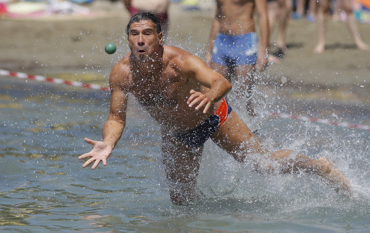Split, 120611.
Na splitskim Bacvicama odrzano je 7. Prvenstvo svita u piciginu. Naslov pobjednika drugu godinu za redom osvojila je ekipa A1.
Na fotografiji: Goran Karan.
Foto: Ante Cizmic / CROPIX Split, 120611.
Na splitskim Bacvicama odrzano je 7. Prvenstvo svita u piciginu. Naslov pobjednika drugu godinu za redom osvojila je ekipa A1.
Na fotografiji: Goran Karan.
Foto: Ante Cizmic / CROPIX