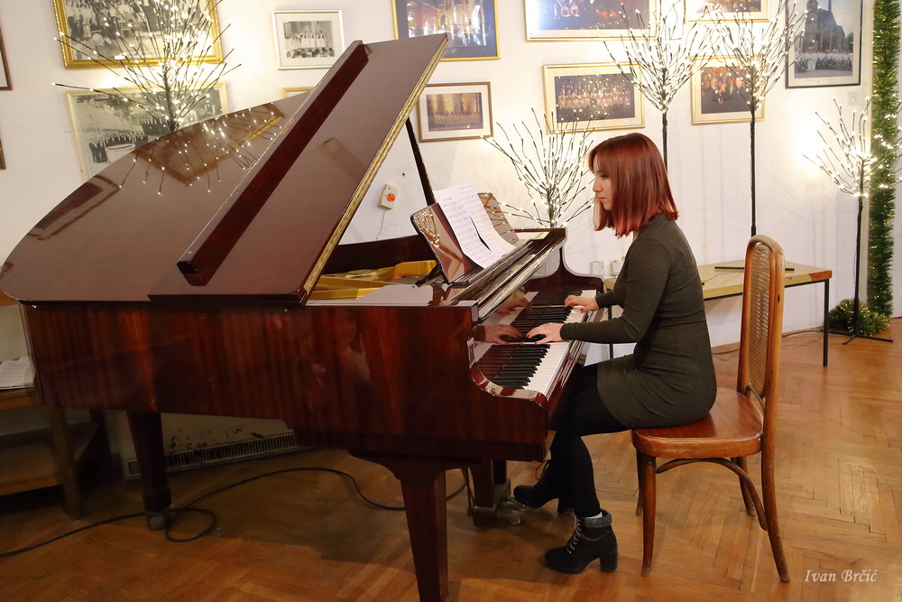 Božićni koncert male škole glazbe “Arete” Božićni koncert male škole glazbe “Arete”