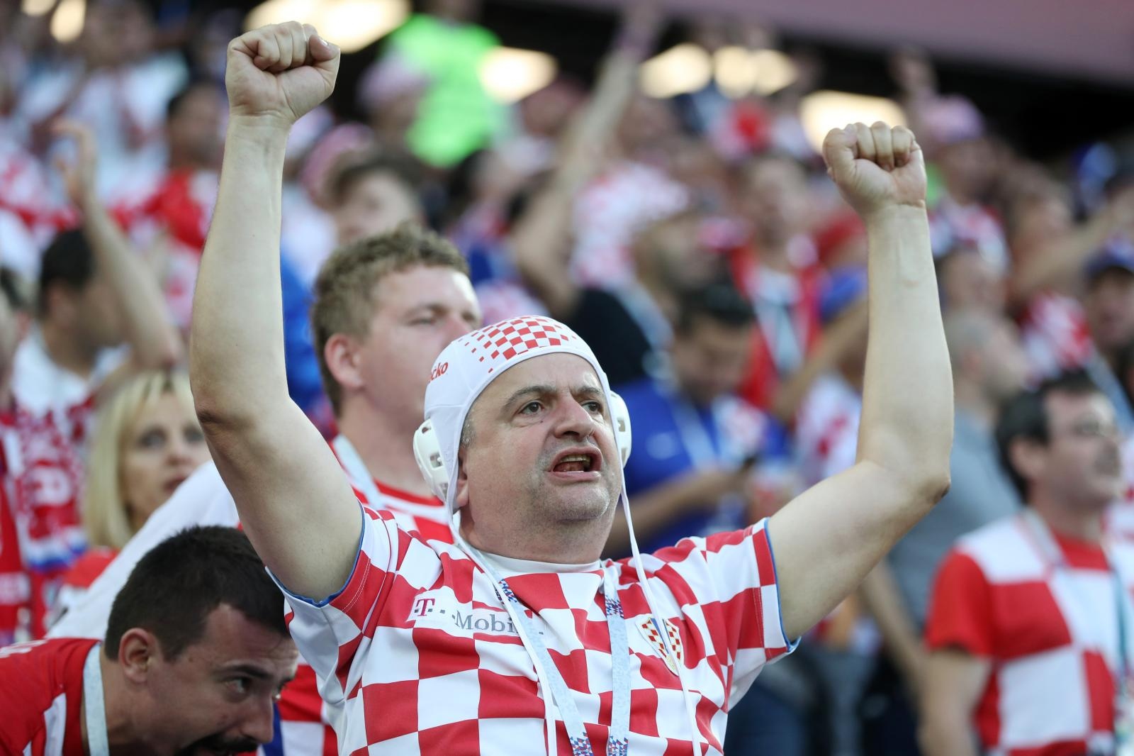 Veseli hrvatski navijači u kockicama ispunili Baltik Arenu u Kalinjingradu Veseli hrvatski navijači u kockicama ispunili Baltik Arenu u Kalinjingradu