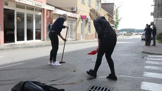 Čišćenje ulice u Šibeniku nakon masovne tuče navijača u Šibeniku Čišćenje ulice u Šibeniku nakon masovne tuče navijača u Šibeniku