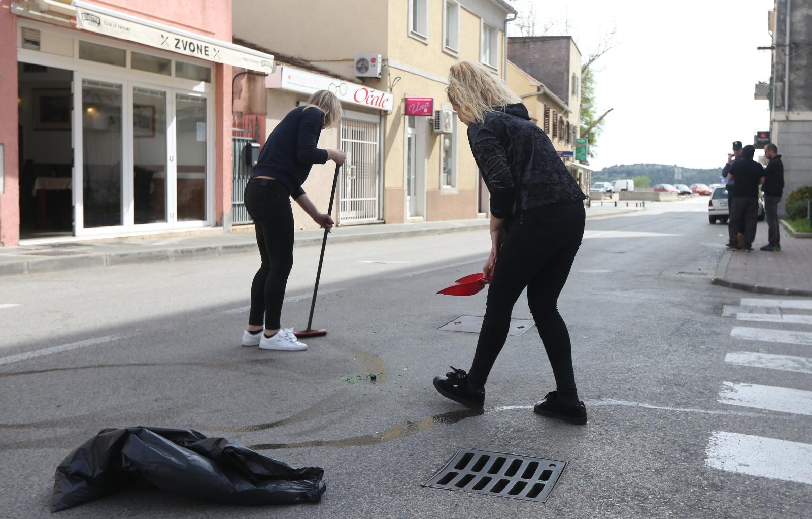 Čišćenje ulice u Šibeniku nakon masovne tuče navijača u Šibeniku Čišćenje ulice u Šibeniku nakon masovne tuče navijača u Šibeniku
