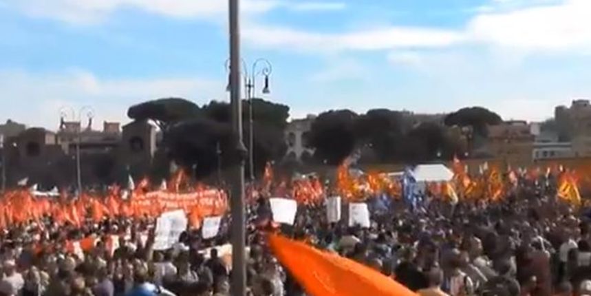 Početak bune u Italiji? I interventni policajci podržali prosvjednike, foto: screenshot youtube Početak bune u Italiji? I interventni policajci podržali prosvjednike, foto: screenshot youtube