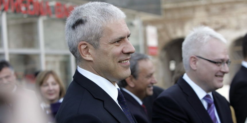 Vukovar, 041110. Srpski predsjednik Boris Tadic, stigao je u posjet Vukovaru, nakon 19 godina nakon njegova pada i razaranja. Na obali Dunava Tadica je docekao hrvatski predsjednik Ivo Josipovic. Na slici predstavnici politickih stranaka pozdravljaju se s