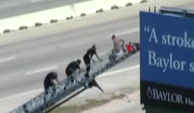 Gol plesao na reklami pored autoceste