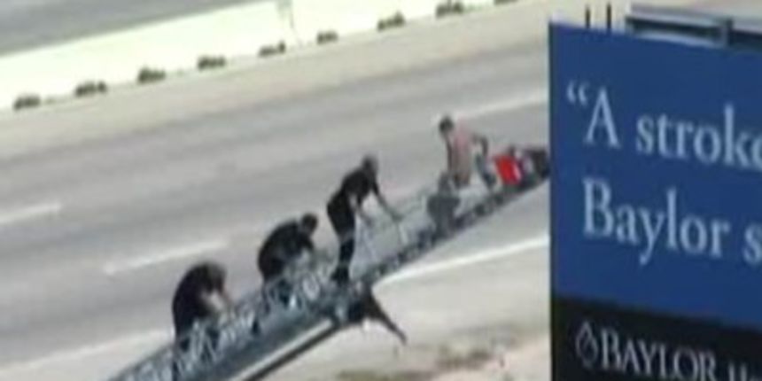 Gol plesao na reklami pored autoceste Gol plesao na reklami pored autoceste