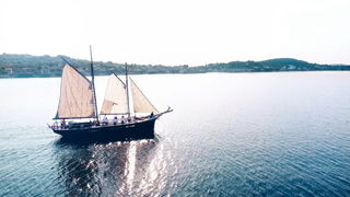 Kod otoka Prvića snimljen spot za pjesmu “Plovim” Tomislava Bralića i klape Intrade!