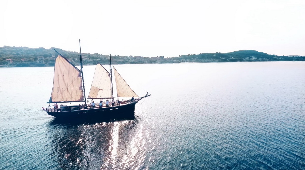 Kod otoka Prvića snimljen spot za pjesmu “Plovim” Tomislava Bralića i klape Intrade!