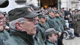 Dubrovnik, 061211.
Svecani mimohod i postrojavanje branitelja grada Dubrovnika iz 1991. godine na Stradunu u sklopu proslave dana Branitelja pred predsjednikom RH Ivom Josipovicem.
Foto: Tonci Plazibat / CROPIX Dubrovnik, 061211.
Svecani mimohod i postrojavanje branitelja grada Dubrovnika iz 1991. godine na Stradunu u sklopu proslave dana Branitelja pred predsjednikom RH Ivom Josipovicem.
Foto: Tonci Plazibat / CROPIX