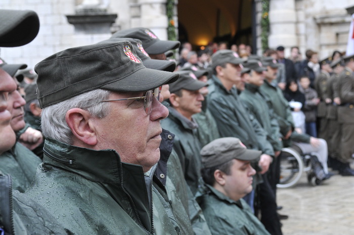 Dubrovnik, 061211.
Svecani mimohod i postrojavanje branitelja grada Dubrovnika iz 1991. godine na Stradunu u sklopu proslave dana Branitelja pred predsjednikom RH Ivom Josipovicem.
Foto: Tonci Plazibat / CROPIX Dubrovnik, 061211.
Svecani mimohod i postrojavanje branitelja grada Dubrovnika iz 1991. godine na Stradunu u sklopu proslave dana Branitelja pred predsjednikom RH Ivom Josipovicem.
Foto: Tonci Plazibat / CROPIX