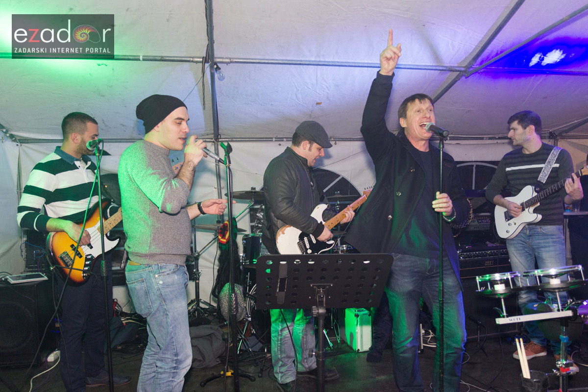 Humanitarni koncert “ZaDar Anđeli” održan je pod šatorom u u dvorištu Gimnazije Jurja Barakovića u Perivoju Vladimira Nazora