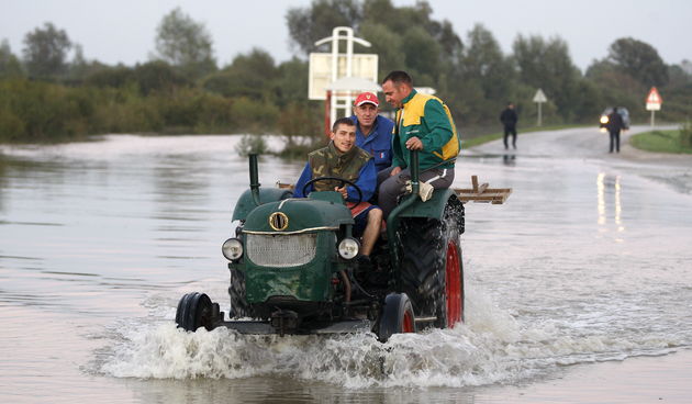 Jagodno, 200910. Izmedju Jagodna i Bukovja pokraj Velike Gorice. Nakon obilnih kisa poplavljeno je cijelo podrucje oko Velike Gorice. Najteza situacija je u naselju Lekneno i Bukovja kod Velike Gorice, gdje je Sava probila nasip u duzini 20-ak metara, te