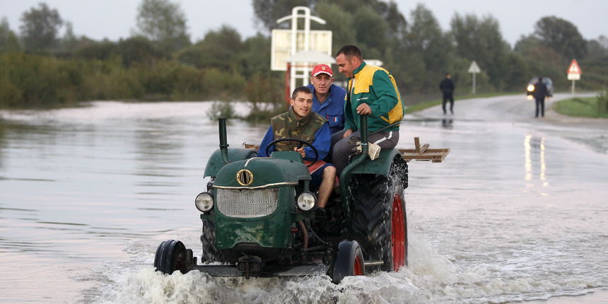 Jagodno, 200910. Izmedju Jagodna i Bukovja pokraj Velike Gorice. Nakon obilnih kisa poplavljeno je cijelo podrucje oko Velike Gorice. Najteza situacija je u naselju Lekneno i Bukovja kod Velike Gorice, gdje je Sava probila nasip u duzini 20-ak metara, te