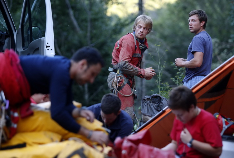 Gracac, 170711.
Speleologu koji je s kolegom u nedjelju istrazivao jamu Kita Gacesina kod Gracaca je pozlilo te je pao u, kako se doznaje, dijabeticku komu koja ga je uhvatila u snu. Ostao je lezati na 362 metra dubine. Rijec je o muskarcu (37) iz Samobor Gracac, 170711.
Speleologu koji je s kolegom u nedjelju istrazivao jamu Kita Gacesina kod Gracaca je pozlilo te je pao u, kako se doznaje, dijabeticku komu koja ga je uhvatila u snu. Ostao je lezati na 362 metra dubine. Rijec je o muskarcu (37) iz Samobor
