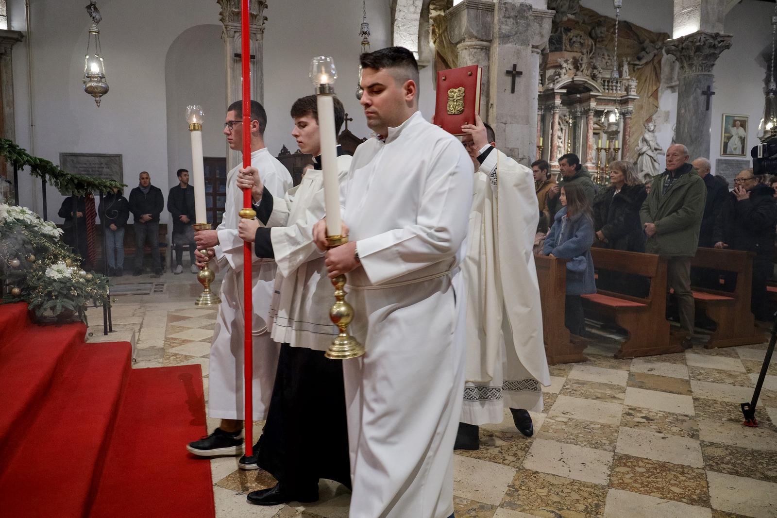 Nadbiskup Milan Zgrablić predvodio je misu na Božić u katedrali svete Stošije