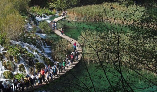 Nacionalni park Plitvicka jezera posjetiteljima nudi posjet po simbolicnoj cijeni od 25 kuna povodom obiteljskog tjedna. Primamljivu ponudu i toplo vrijeme iskoristili su mnogi turisti. Photo: Borna Filic/PIXSELL