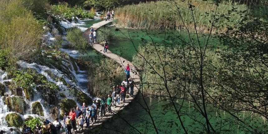 Nacionalni park Plitvicka jezera posjetiteljima nudi posjet po simbolicnoj cijeni od 25 kuna povodom obiteljskog tjedna. Primamljivu ponudu i toplo vrijeme iskoristili su mnogi turisti. Photo: Borna Filic/PIXSELL