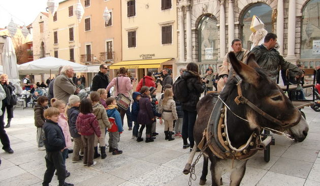 Sveti Nikola i Krampus na Narodnom trgu