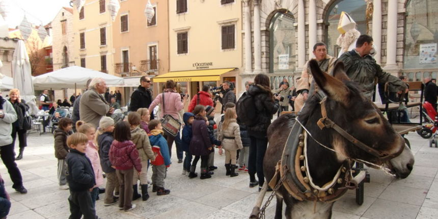 Sveti Nikola i Krampus na Narodnom trgu Sveti Nikola i Krampus na Narodnom trgu