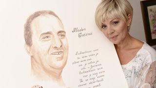 Marina Tomašević crnim vinom slika portrete svojih kolega sa estrade Marina Tomašević crnim vinom slika portrete svojih kolega sa estrade