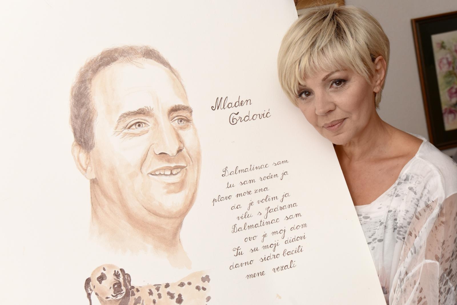 Marina Tomašević crnim vinom slika portrete svojih kolega sa estrade Marina Tomašević crnim vinom slika portrete svojih kolega sa estrade