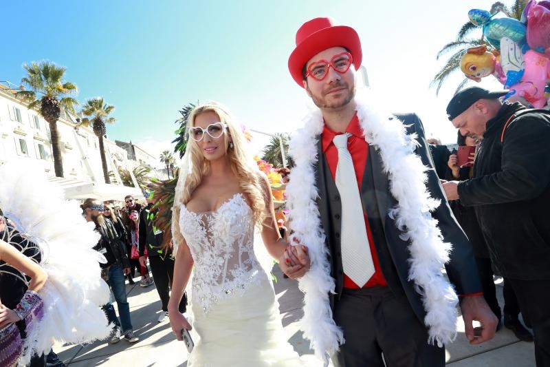 Splitski karneval: Vjenčanje Ave Karabatić i Ivana Pernara na splitskoj rivi