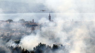 Zadar, 270810
Veliki pozar izbio je danas popodne u Zadru na podrucju izmedju kvarta Bili brig i put Bokanjca. Vatrogasci su i dalje na terenu te se bore sa vatrom da ne dodje do obliznjih kuca.
Foto: Jure Miskovic / CROPIX