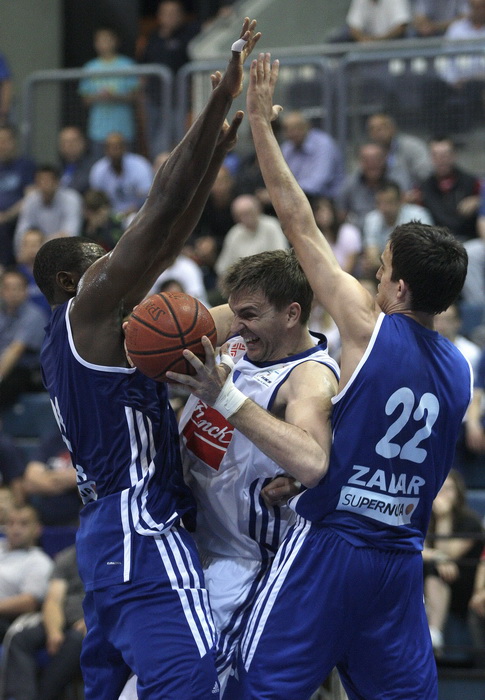 Zagreb, 040512.
KC Drazen Petrovic.
Kosarkaska utakmica Liga za prvaka ( prvenstvo Hrvatske ) 12.kolo Cibona – Zadar.
Na slici: Abdullahi Kuso 31, Andrija Zizic 31, Ivan Batur 22.
Foto: Nenad Dugi / CROPIX Zagreb, 040512.
KC Drazen Petrovic.
Kosarkaska utakmica Liga za prvaka ( prvenstvo Hrvatske ) 12.kolo Cibona – Zadar.
Na slici: Abdullahi Kuso 31, Andrija Zizic 31, Ivan Batur 22.
Foto: Nenad Dugi / CROPIX