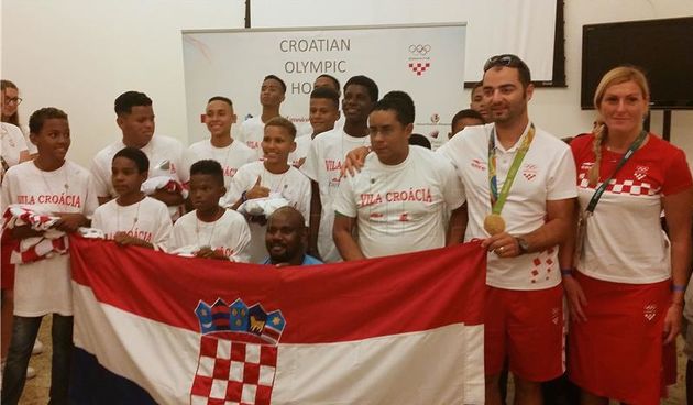 Josip Glasnović darivao mlade nogometše, foto: Hina