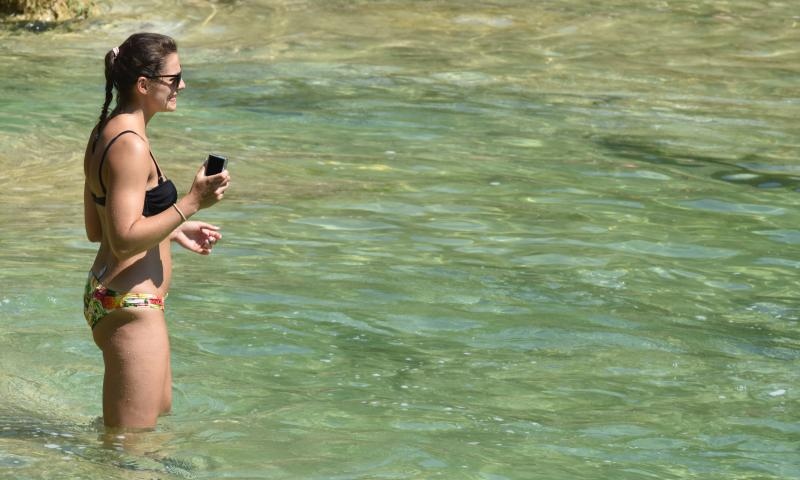 Rješenje za osvježenje: Kupanje u ledenoj rijeci Krki u NP Krka. Photo: Hrvoje Jelavić/PIXSELL