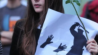 Skopje, 080611.
Veceras je u Skopju odrzan prosvjed protiv policijskog nasilja. Povod je ubojstvo 22-godisnjeg Martina Neshkovskog kojeg je u nedjelju navecer na trgu kada se slavila pobjeda nakon izbora, do smrti pretukao Igor Spasov, pripadnik makedons Skopje, 080611.
Veceras je u Skopju odrzan prosvjed protiv policijskog nasilja. Povod je ubojstvo 22-godisnjeg Martina Neshkovskog kojeg je u nedjelju navecer na trgu kada se slavila pobjeda nakon izbora, do smrti pretukao Igor Spasov, pripadnik makedons