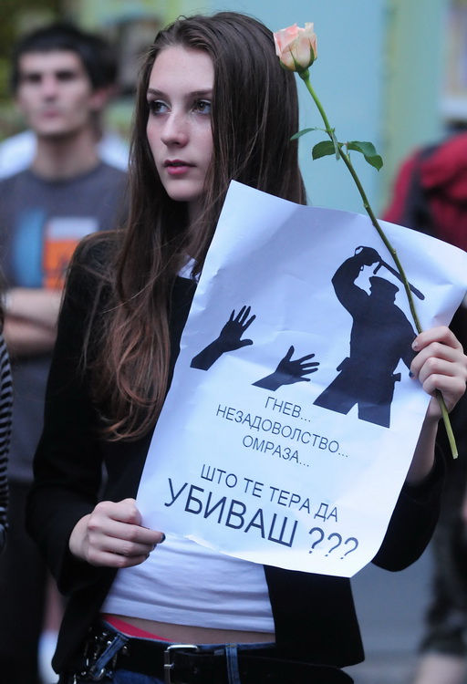 Skopje, 080611.
Veceras je u Skopju odrzan prosvjed protiv policijskog nasilja. Povod je ubojstvo 22-godisnjeg Martina Neshkovskog kojeg je u nedjelju navecer na trgu kada se slavila pobjeda nakon izbora, do smrti pretukao Igor Spasov, pripadnik makedons Skopje, 080611.
Veceras je u Skopju odrzan prosvjed protiv policijskog nasilja. Povod je ubojstvo 22-godisnjeg Martina Neshkovskog kojeg je u nedjelju navecer na trgu kada se slavila pobjeda nakon izbora, do smrti pretukao Igor Spasov, pripadnik makedons