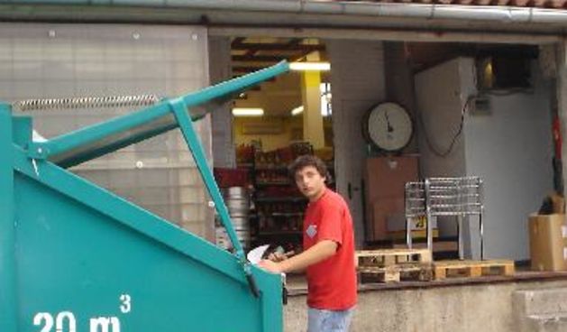 Kopanje po smeću (Foto: blog.hr)