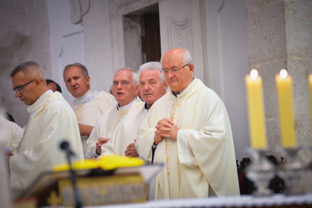 Nadbiskup Puljić predvodio svečano misno slavlje u crkvi. sv. Marije u sklopu obilježavanja 950. obljetnice spomena samostana. Foto: Iva Perinčić