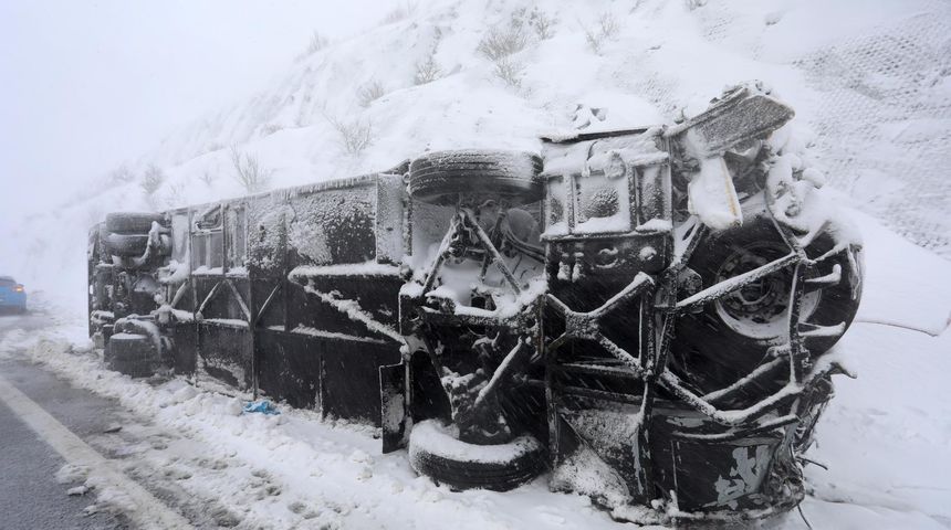Prevrnuo se albanski autobus kod čvora Brinje Prevrnuo se albanski autobus kod čvora Brinje