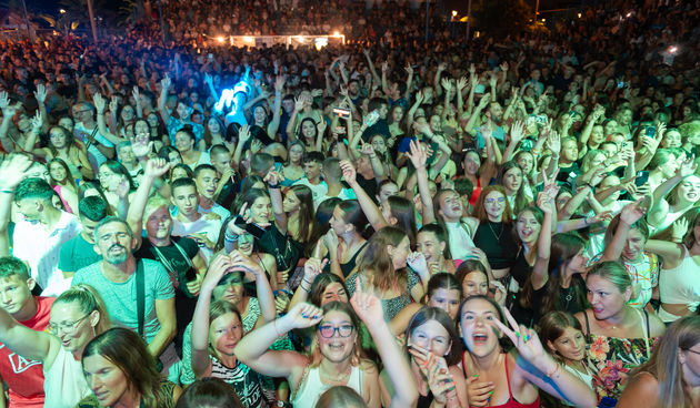 Maja Šuput i vatromet @ Fešta sv. Roka u Bibinjama