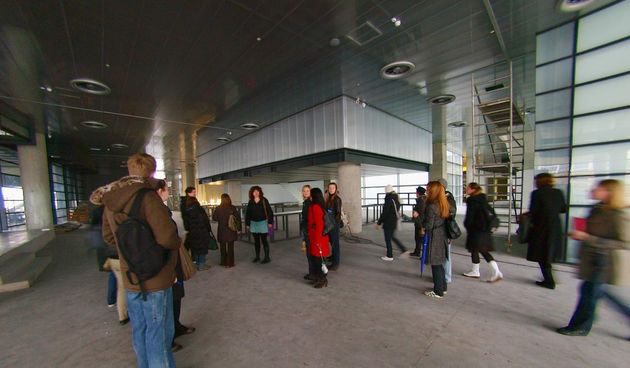 Studenti muzeologije isprobali su 17-metarski tobogan za izlaz u zgradi novog Muzeja suvremene umjetnosti u Novom Zagrebu. Postoje dva spiralna tobogana kojima se moze spustiti s druge i trece etaze muzeja. Novi tobogani, posebno dizajnirani za zagrebacki