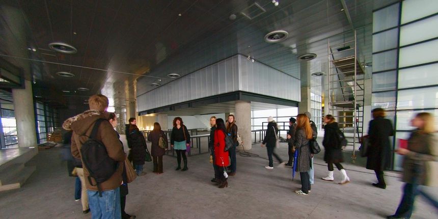 Studenti muzeologije isprobali su 17-metarski tobogan za izlaz u zgradi novog Muzeja suvremene umjetnosti u Novom Zagrebu. Postoje dva spiralna tobogana kojima se moze spustiti s druge i trece etaze muzeja. Novi tobogani, posebno dizajnirani za zagrebacki Studenti muzeologije isprobali su 17-metarski tobogan za izlaz u zgradi novog Muzeja suvremene umjetnosti u Novom Zagrebu. Postoje dva spiralna tobogana kojima se moze spustiti s druge i trece etaze muzeja. Novi tobogani, posebno dizajnirani za zagrebacki