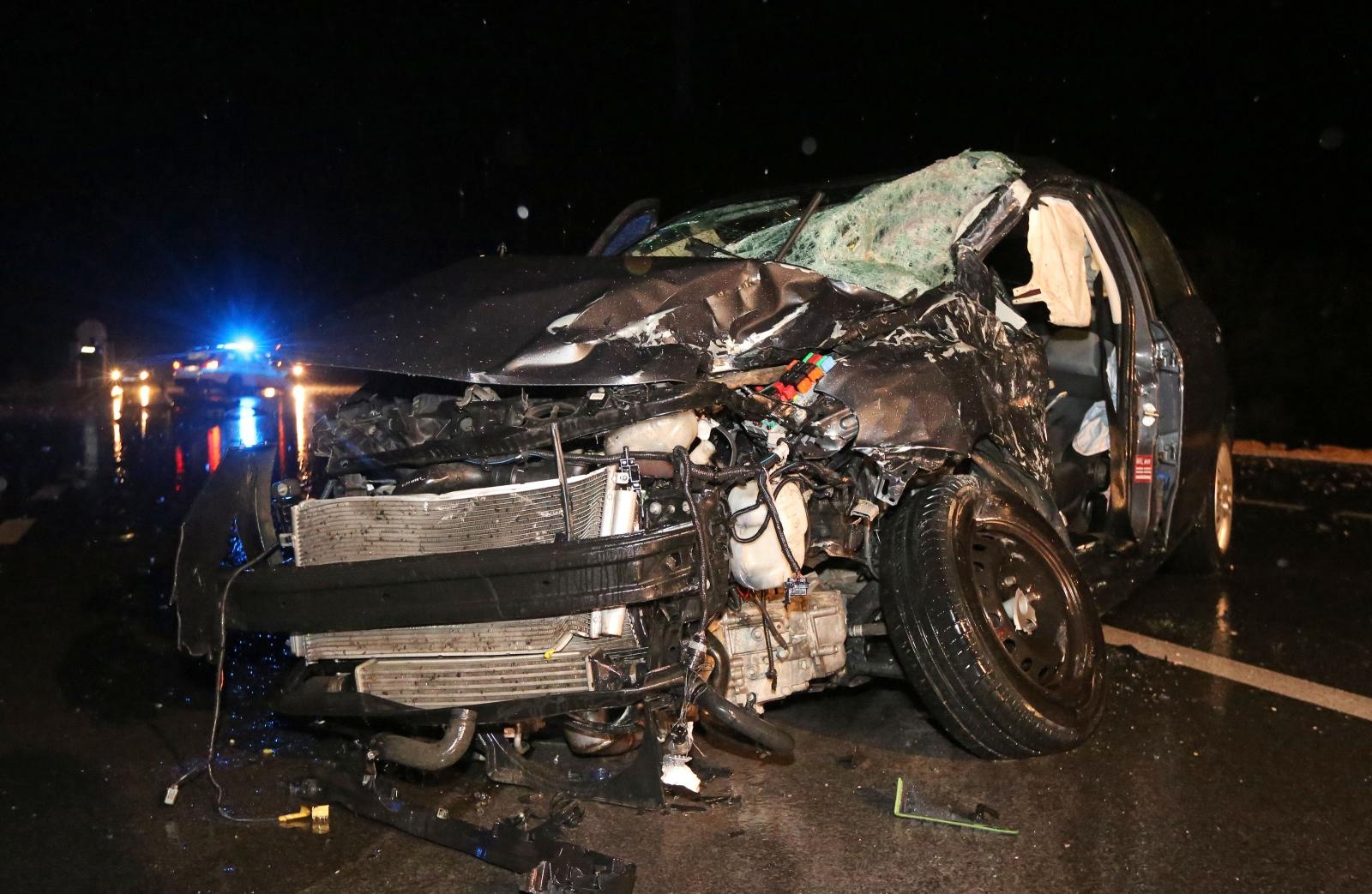 Vodice: U sudaru automobila i autobusa tri osobe ozlijeđene, a autobus završio na boku
