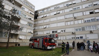 Zadar, 010311.
Jutros je izbio pozar u stanu u ulici Put Murata na Vostarnici. Za vrijeme nastanka pozara u stanu su bile dvije osobe koje su izasle neozlijedjene. Vatrogasci su na terenu, a ocevid je u tijeku.
Foto: Jure Miskovic / CROPIX