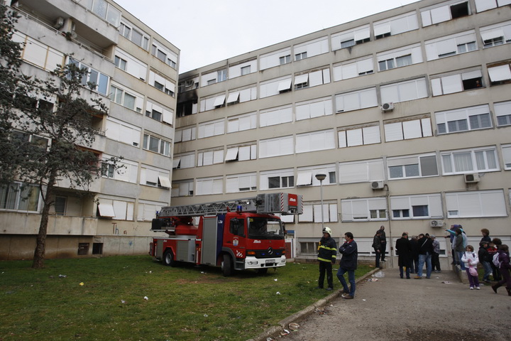 Zadar, 010311.
Jutros je izbio pozar u stanu u ulici Put Murata na Vostarnici. Za vrijeme nastanka pozara u stanu su bile dvije osobe koje su izasle neozlijedjene. Vatrogasci su na terenu, a ocevid je u tijeku.
Foto: Jure Miskovic / CROPIX