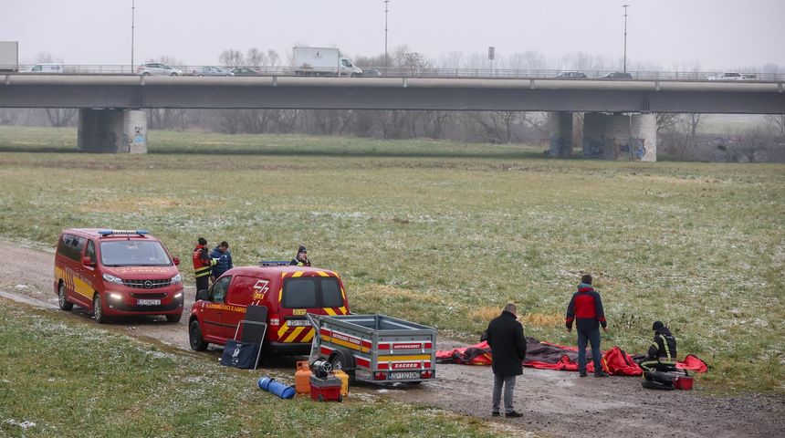 Vatrogasci, policija i HGSS se pripremaju za nastavak potrage za djetetom u rijeci Savi Vatrogasci, policija i HGSS se pripremaju za nastavak potrage za djetetom u rijeci Savi